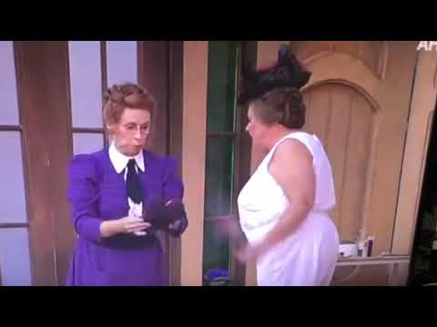 Fredriksdalsteatern Rabalder i Ramlösa. Hjälpa till med att ta fram kläder.