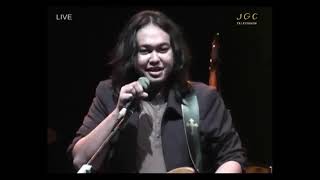 Download lagu Aksi Panggung The Best Guitar Festival Rock Se Indonesia 2001 versi Log Zhelebour by Andi Arief mp3