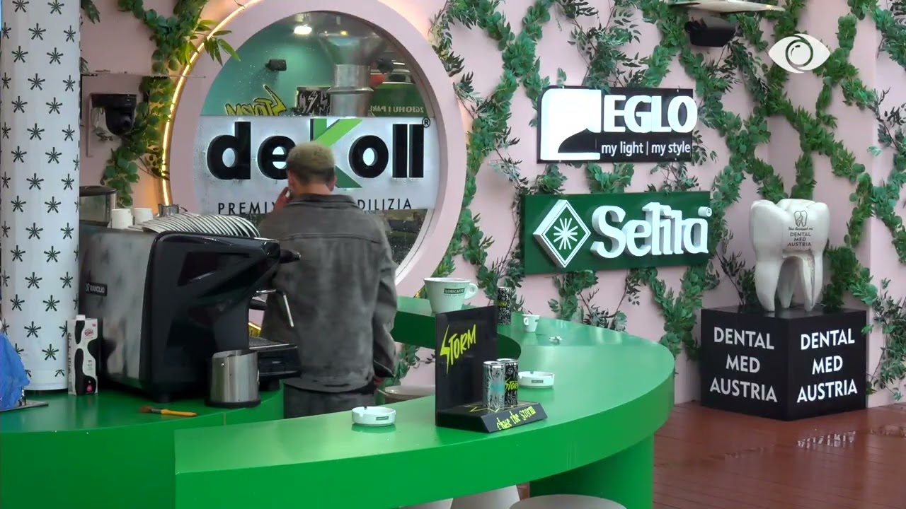 Gjesti përlotet teksa qëndron vetëm në oborr