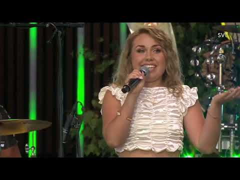 Artisten Lasse Steffanz Lia Larsson  sjunger kom och rulla till mitt rullande hus.