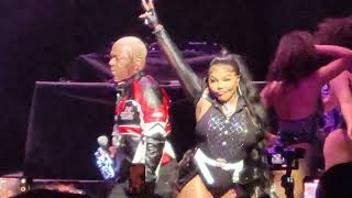 Lil Kim and Sisqó perform the hit &quot;How Many Licks&quot;