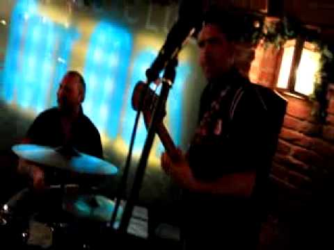 THE FLIPPERS - Balatoni rock and roll (live) in FAT MO'S MUSIC PUB
