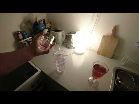 MongoTV_7835 - TAGER NYT PLASTIC GLAS I BRUG