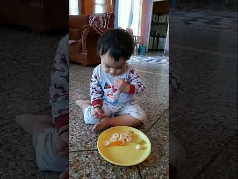 Littel Srishti tries new fruits...🍓🍊🍇😋#viral #cutebaby #reels #baby #cutrgirl #viralvideo