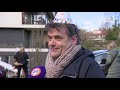 Thea viert 100ste verjaardag met familie in een hoogwerker