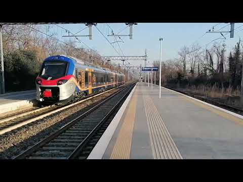 Etr104 pop Veneto in transito alla stazione di Desenzano Del Garda Sirmione. Savigliano - Ve Mestre