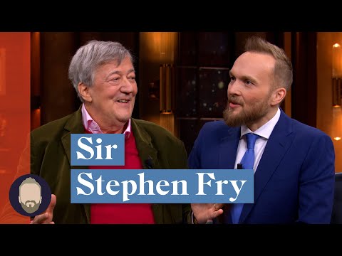 Sir Stephen Fry werd geridderd door King Charles, schuift de dag erna aan bij Arjen | LUBACH