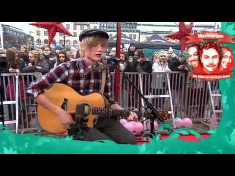 Ulrik Munther - Boys don't cry (Live Musikhjälpen 2011)