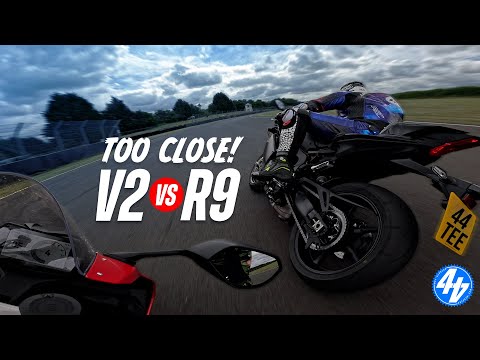 YAMAHA R9 v DUCATI PANIGALE V2S