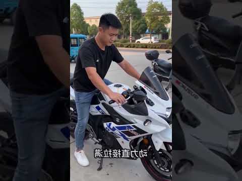 Đổ dầu ăn vào xe để chạy