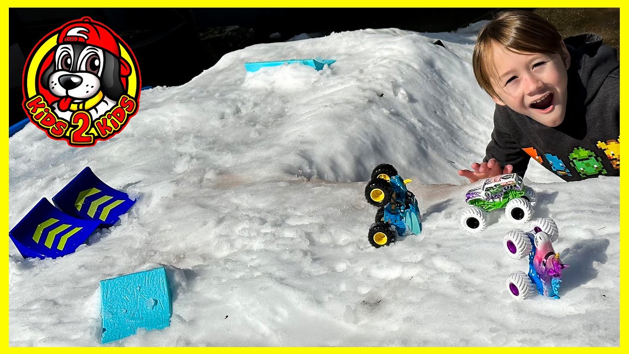 Monster Truck Toys SUPER SNOW ARENA - Monster Jam Freestyle Show