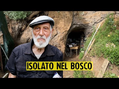 L'uomo che vive in una grotta, in mezzo al bosco, da 30 anni