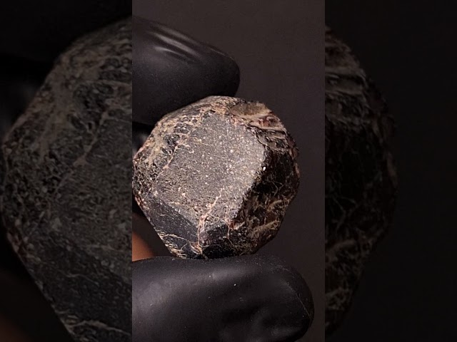 حجر جارنت خام طبيعي