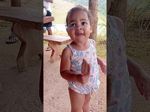 ela nao para de comer 🤩 o picole de chocolate 🍫 Maria Fernanda criança de 2 anos