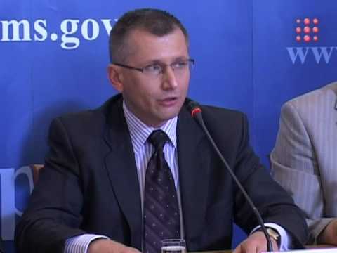 Więźniowie pomagają usuwać skutki powodzi