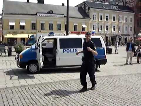 Swedish policeman dancing - polis dansar på stortorget i malmö
