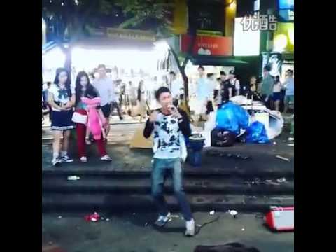 JJCC San Cheong  singing in the street 1
