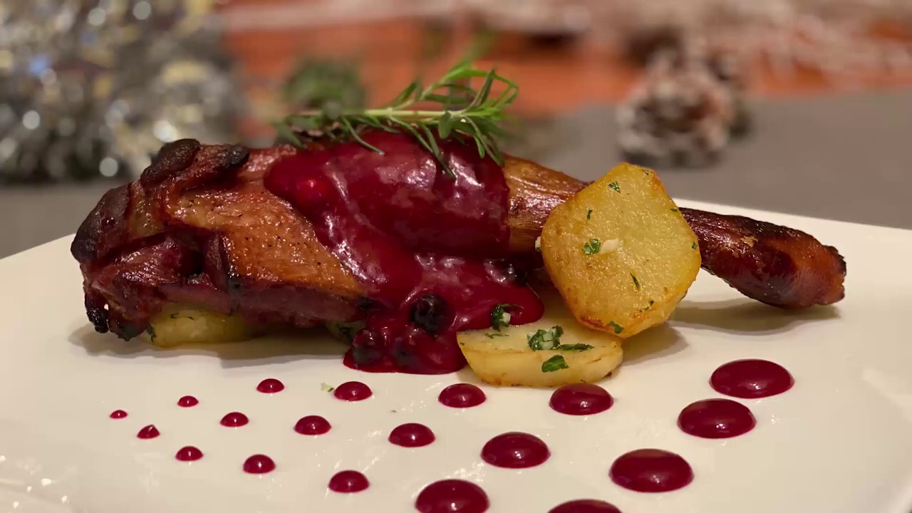 Confit de pato con salsa de furtos rojos y patatas confitadas. Receta de Navidad