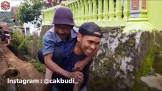 Download lagu SUNGGUH MENGURAS MATA ! KAKEK INI TETAP BERJUALAN SAPU LIDI MESKIPUN TIDAK BISA MELIHAT mp3