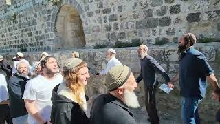 ריקודים סוערים בראש חודש אדר בהר הבית🔥 (ישיבת הר הבית) - התמונה מוצגת ישירות מתוך אתר האינטרנט יוטיוב. זכויות היוצרים בתמונה שייכות ליוצרה. קישור קרדיט למקור התוכן נמצא בתוך דף הסרטון