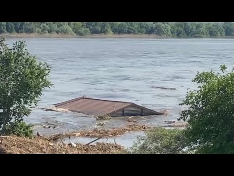 В Херсоне по реке плывет дом. Каховская ГЭС