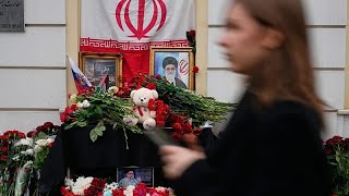Trauernde legen Blumen an provisorischer Khamenei-Gedenkstätte in Moskau nieder