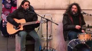 Roy Orbison, Oh Pretty Woman (by FunFiction) - Busking in the streets of London, UK