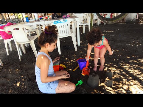 SARAYU VA A LA PLAYA Y HACE CASTILLOS DE ARENA