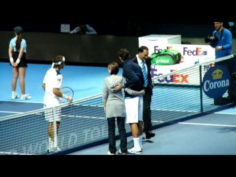 Woman touches Roger Federer's arse!