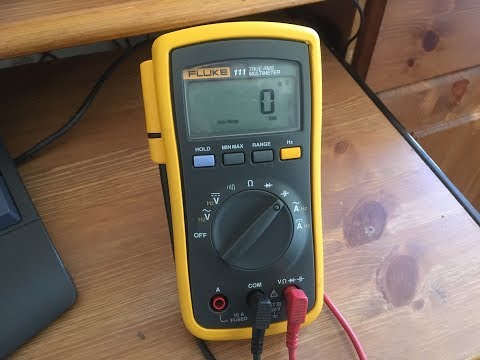 Fluke 111 multimeter overview look inside change battery and screen replacment