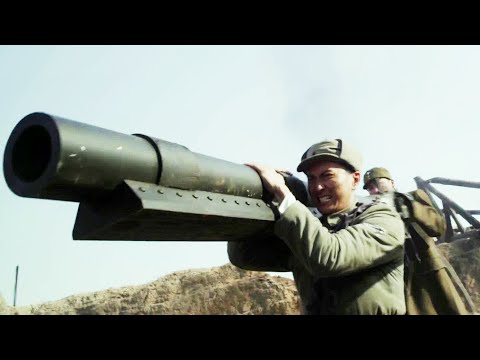 The gun carriage was shot off by the enemy, so the soldier shouldered the cannon with his body!