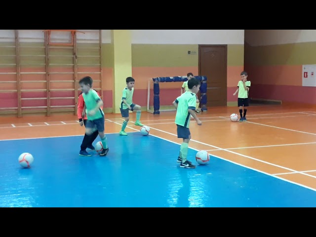 "Арча" спорт комплексында. Булачак футболчы--йолдызлар. Тренер -- Ринат Насыйбуллин.