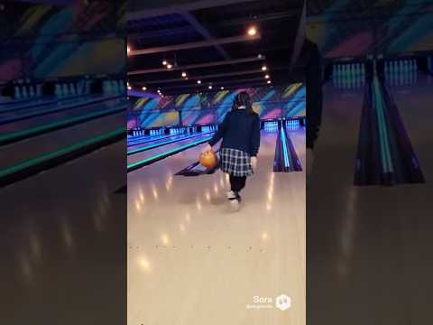 制服姿の女子高生がボウリング場でボウリングをしている