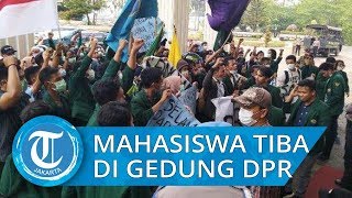 Demo Tolak RUU KUHP dan KPK: Para Mahasiswa Tiba di Depan Gedung DPR RI, Jalan Gatot Subroto Ditutup