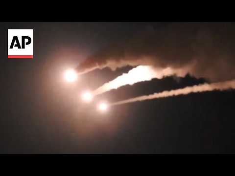 伊朗飛彈劃過中東天空，目標鎖定以色列！ (Iranian missiles aimed at Israel seen over Middle Eastern sky)