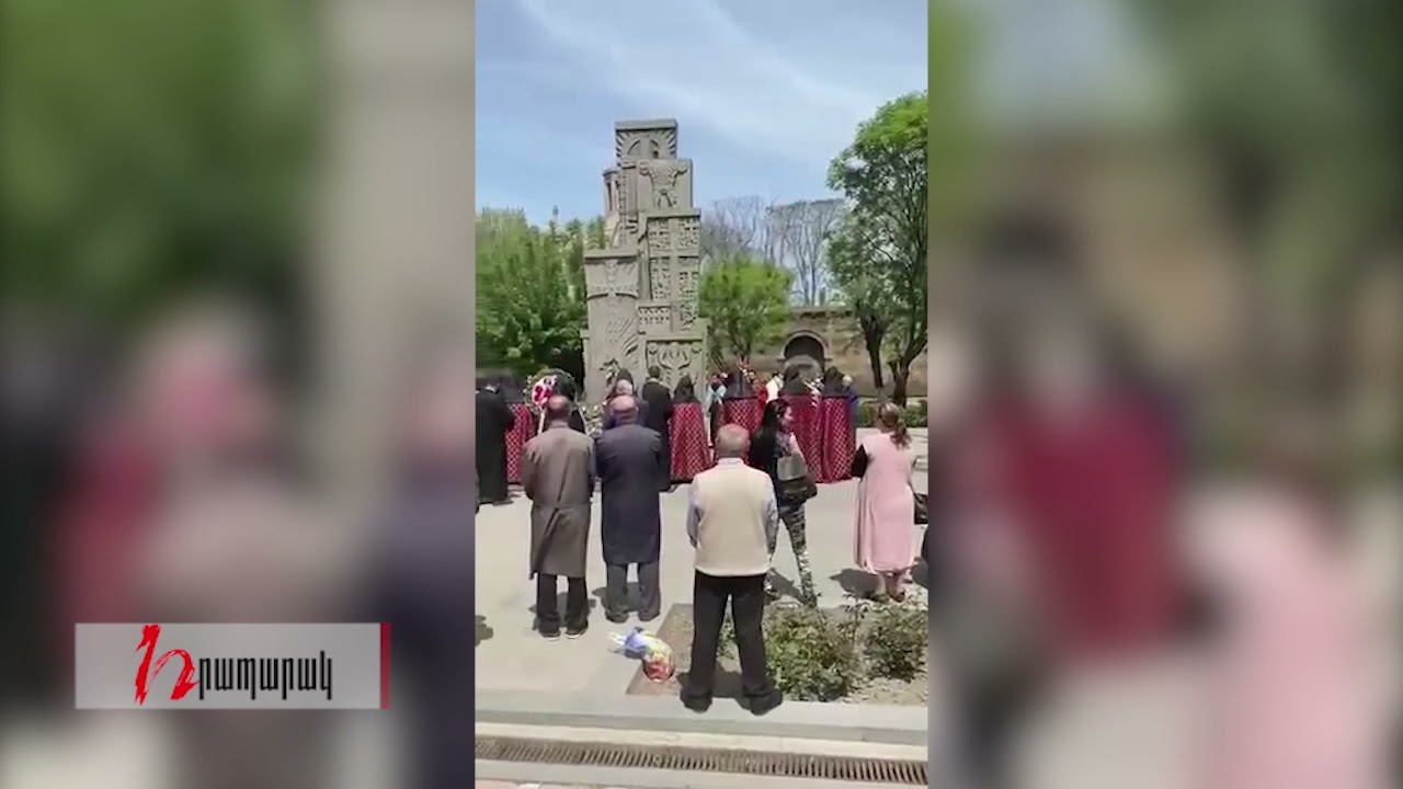 Կաթողիկոսը Էջմիածնում է հարգանքի տուրք մատուցում