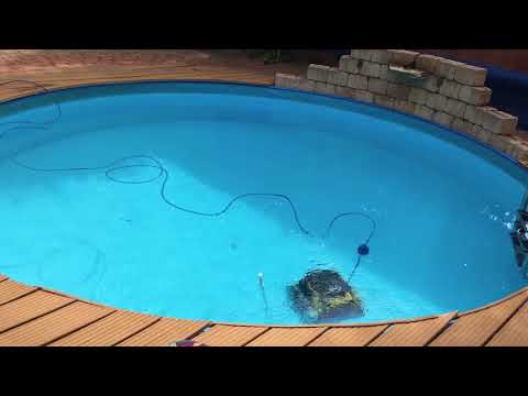 Dolphin E20 medencetisztító robot használat közben