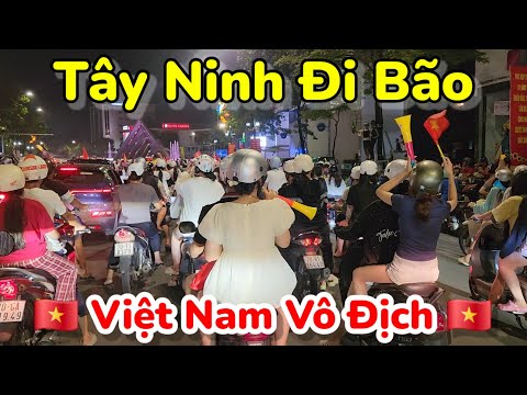 Tây Ninh đi bão mừng Việt Nam vô địch Asean Cup 2026 hàng ngàn người ra đường với Cờ Đỏ Sao Vàng