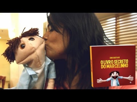 Marcelinho entregando presentes de Natal