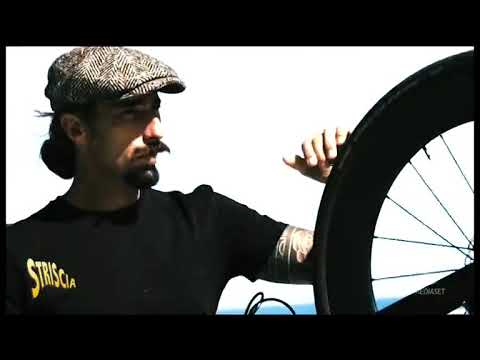 Il video dell'aggressione a Brumotti, salvato da giubbotto antiproiettile