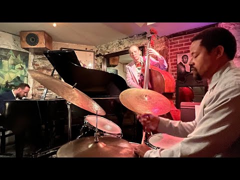 Massimo Biolcati Trio - Jitterbug Waltz (feat. Lex Korten, Nasheet Waits)