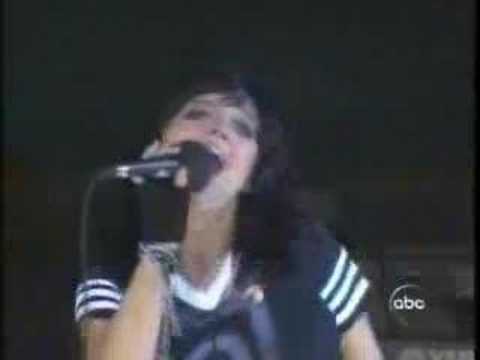 Ashlee Simpson Gets Booed