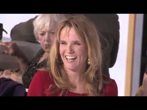 Lea Thompson arriving to The Hunger Games Mockingjay Premiere @LeaKThompson