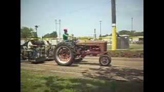 preview picture of video '1951 Farmall H - True Farm Stock Pull'