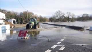 preview picture of video 'Llechryd Bridge Christmas Eve Flood 2013'