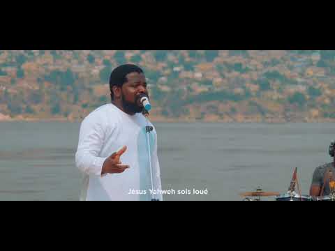 Fr Emmanuel Musongo dans Medley Ozali elonga na ngai+eh yaweh KUMAMA adoration mon coeur t'adore