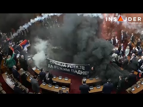 Haos u Skupštini Srbije: Dimne bombe, suzavac i guranje u sali