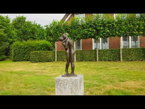 Huwelijkscadeau tuinbeeld "Innig Liefdespaar" | Bronzen Beelden Winkel