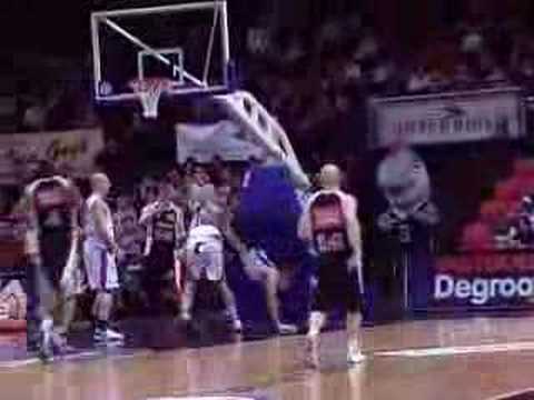 16 12-01-08 BCO-Leuven - Spectaculaire fout op Veselin.mpg