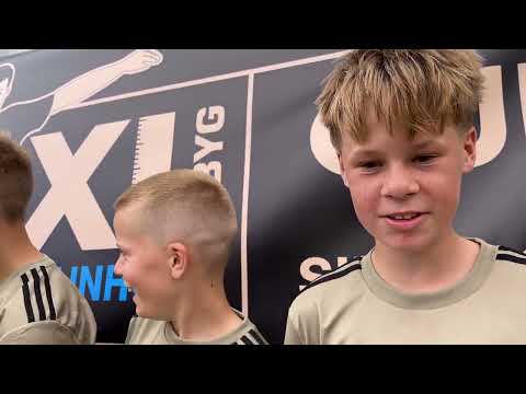 Interview og pokalløft fra podiet med U14 drengene fra Gutterne.